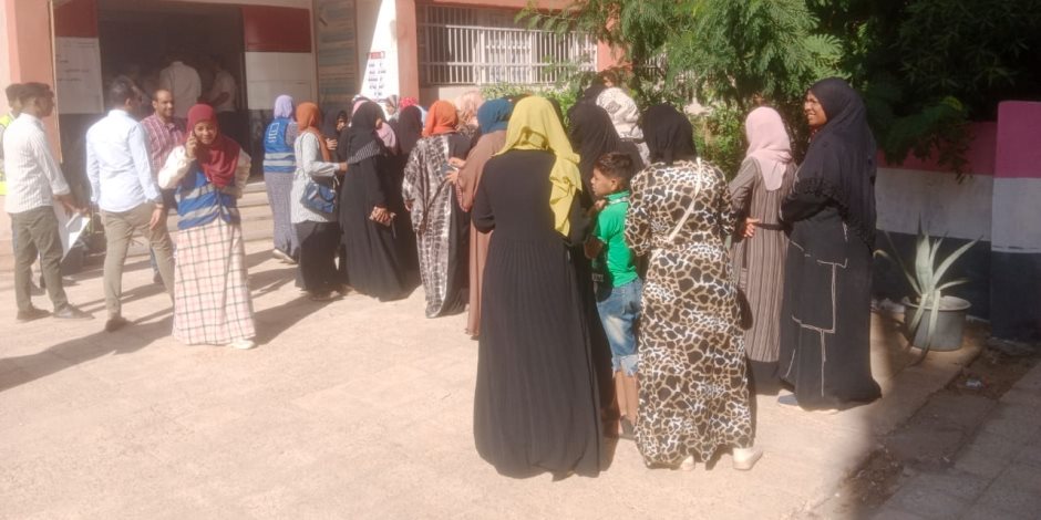 إقبال على لجنة مدرسة نقادة بقنا في اليوم الثاني من انتخابات الشيوخ إقبال على لجنة مدرسة نقادة بقنا في اليوم الثاني من انتخابات الشيوخ