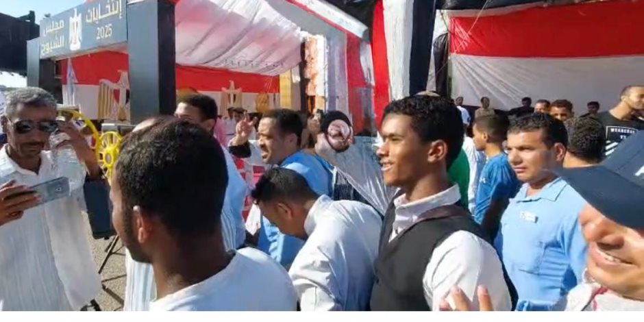 توافد مكثف على لجان بالغردقة فى اليوم الثانى لانتخابات مجلس الشيوخ توافد مكثف على لجان بالغردقة فى اليوم الثانى لانتخابات مجلس الشيوخ