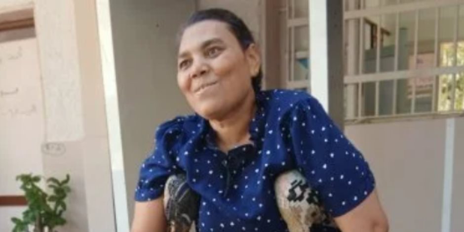 على عكازها.. سيدة تتحدى ظروفها الصحية وتدلي بصوتها داخل لجنة بقنا على عكازها.. سيدة تتحدى ظروفها الصحية وتدلي بصوتها داخل لجنة بقنا