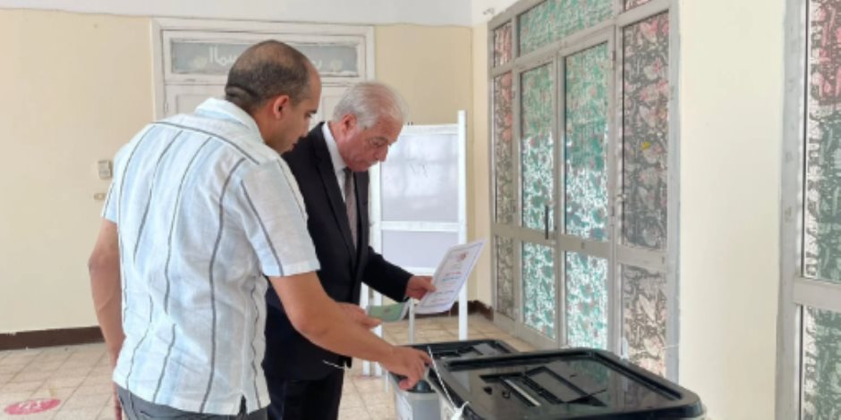 مستشار رئيس الجمهورية للتنمية المحلية يدلى بصوته فى انتخابات مجلس الشيوخ بالقاهرة الجديدة مستشار رئيس الجمهورية للتنمية المحلية يدلى بصوته فى انتخابات مجلس الشيوخ بالقاهرة الجديدة