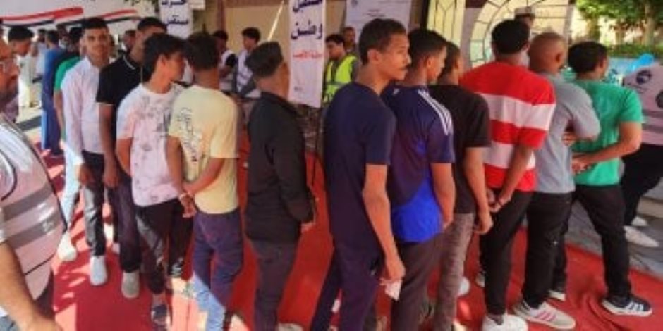 الشباب فى صدارة طوابير انتخابات مجلس الشيوخ بالزيتون لليوم الثانى.. صور الشباب فى صدارة طوابير انتخابات مجلس الشيوخ بالزيتون لليوم الثانى.. صور