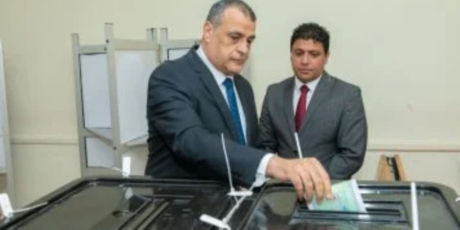 وزير الدولة للإنتاج الحربي يدلى بصوته فى انتخابات مجلس الشيوخ بالمقطم وزير الدولة للإنتاج الحربي يدلى بصوته فى انتخابات مجلس الشيوخ بالمقطم