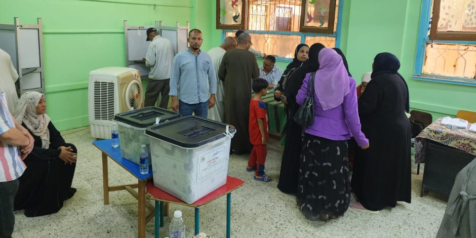 إقبال متزايد من السيدات والشباب بمدينة البياضية على التصويت بانتخابات الشيوخ.. صور إقبال متزايد من السيدات والشباب بمدينة البياضية على التصويت بانتخابات الشيوخ.. صور