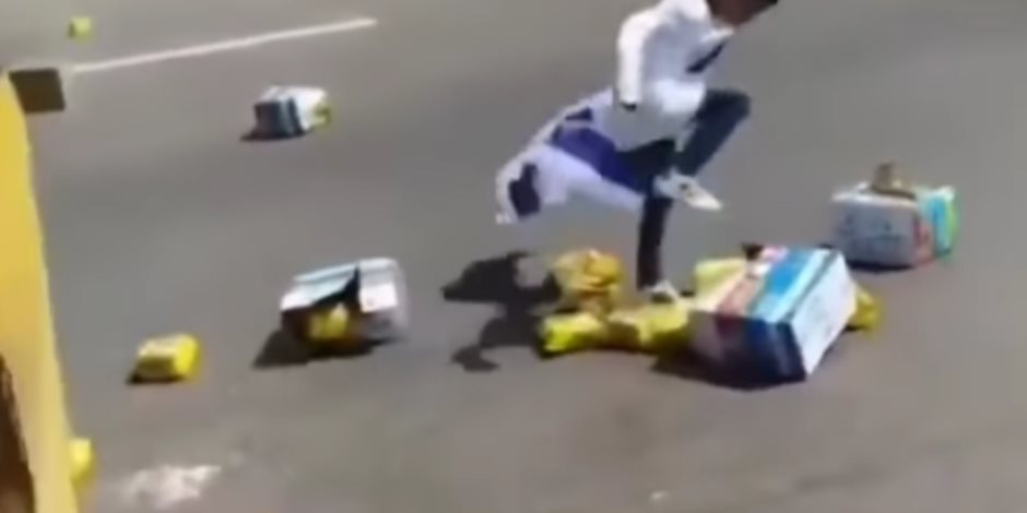  مقطع متداول على "سوشيال".. أطفال إسرائيليين يفسدون ويخربون مساعدات إنسانية للفلسطينيين (فيديو) 
