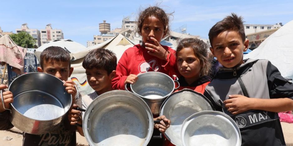  مشهد عبثى يؤكد تواطُؤ حكومة الاحتلال.. مساعدات إنسانية للفلسطينيين تحت أقدام أطفال إسرائيليين (فيديو)
