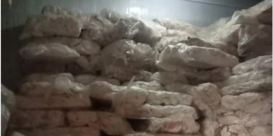 ضبط 38 طن لحم مفروم داخل مصنع بكرداسة ودهون غير صالحة للاستهلاك.. صور