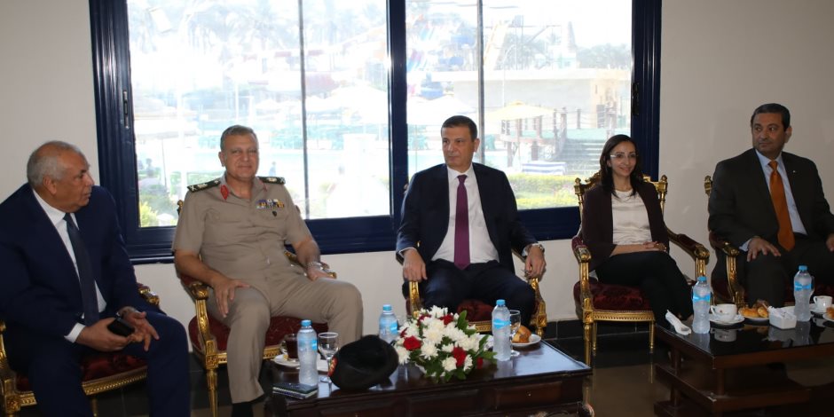 وزير الزراعة يلتقي عدد من المسؤولين على هامش فعاليات المؤتمر الزراعي بالبحيرة
