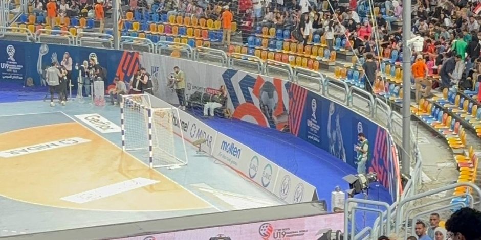 اللجنة المنظمة توزع قميص منتخب الناشئين على الجماهير في المدرجات قبل لقاء الدنمارك