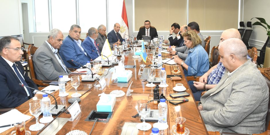 وزير الإسكان يعقد اجتماعا مع الشركات المنفذة لمشروع حدائق تلال الفسطاط وزير الإسكان يعقد اجتماعا مع الشركات المنفذة لمشروع حدائق تلال الفسطاط