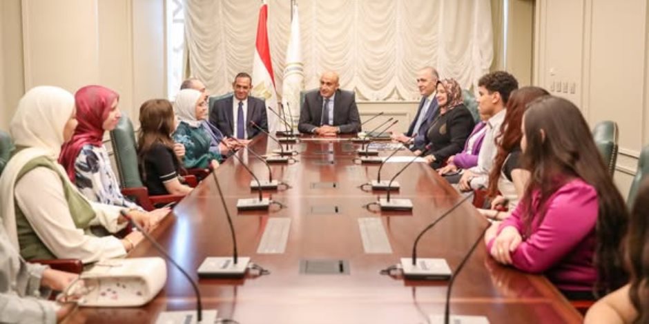 وزير التربية والتعليم يكرم الطلاب أوائل مدارس النيل المصرية الدولية