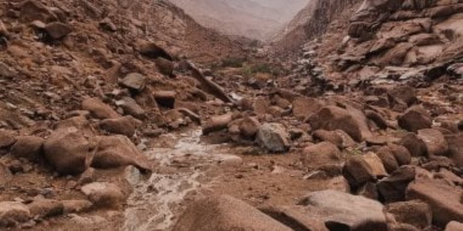 منذ قليل .. سيول وأمطار غزيرة تضرب وادى الأربعين بسانت كاترين.. فيديو