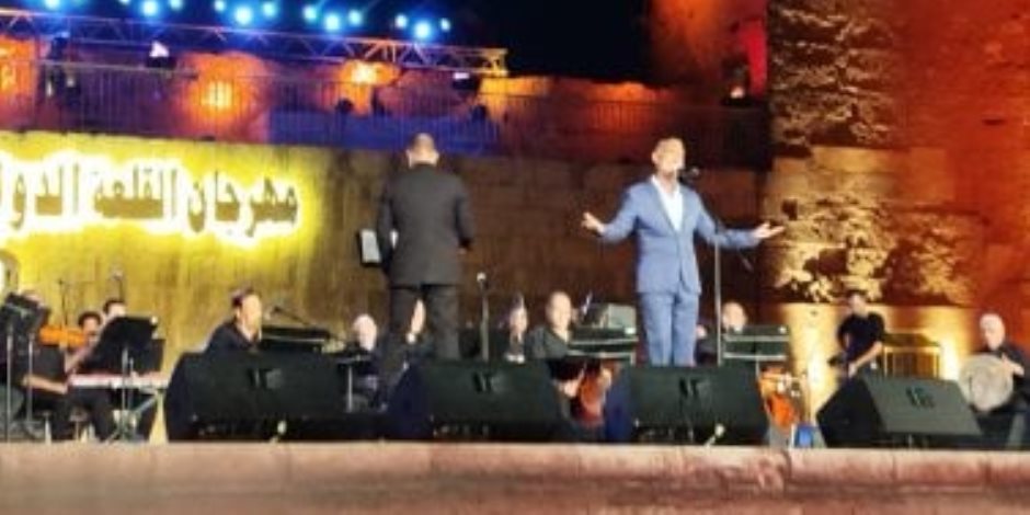 فاصل من أغانى الزمن الجميل فى الليلة الأولى من مهرجان القلعة