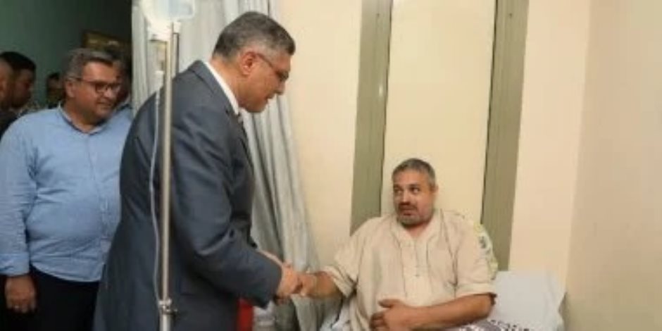 محافظ الجيزة يطمئن على الحالة الصحية لشهاب عبد العزيز بطل واقعة فتاة المنيب