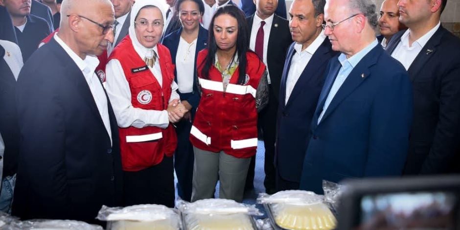 وزير الخارجية ورئيس الوزراء الفلسطيني يزوران مركز الإمداد الغذائي "المطبخ الإنساني" بالشيخ زويد (صور)