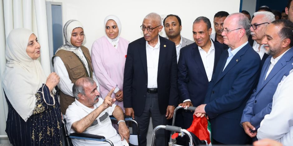 وزير الخارجية يرافق رئيس الوزراء الفلسطيني لزيارة الجرحى الفلسطينيين بمستشفى العريش العام