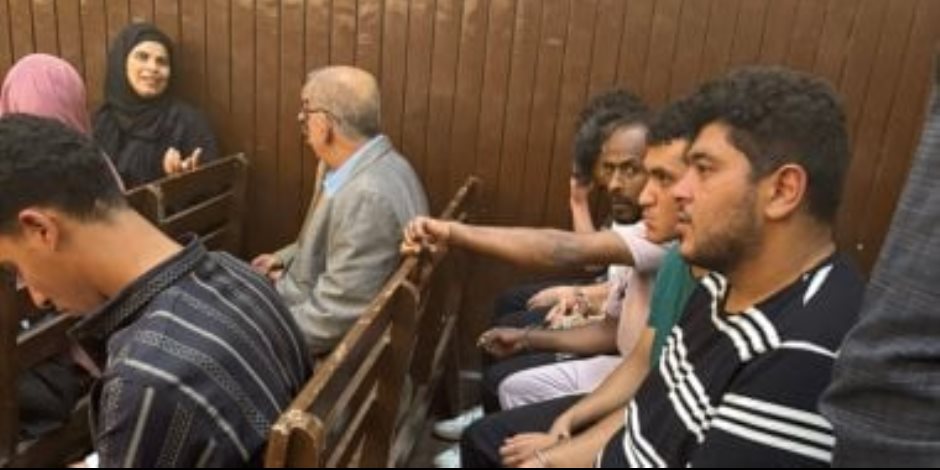 وسط حراسة مشددة .. وصول المتهمين في حادث مطاردة فتيات بطريق الواحات لمحكمة جنح أكتوبر
