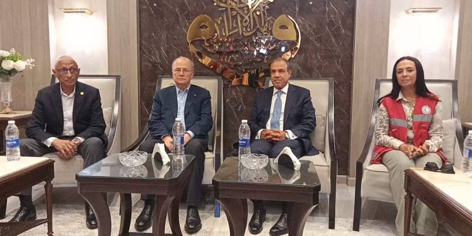 رئيس الوزراء الفلسطيني أول مسؤول رفيع يمثل السلطة يصل العريش منذ اندلاع الحرب الإسرائيلية على غزة رئيس الوزراء الفلسطيني أول مسؤول رفيع يمثل السلطة يصل العريش منذ اندلاع الحرب الإسرائيلية على غزة