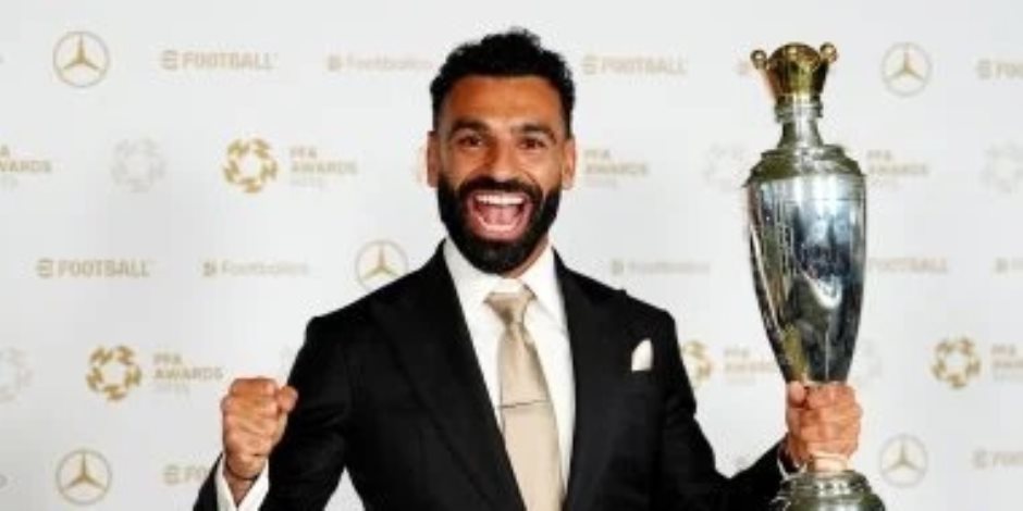 بعد الإنجاز الجديد .. شاهد 10 صور من تتويج محمد صلاح التاريخى بجائزة الأفضل فى إنجلترا