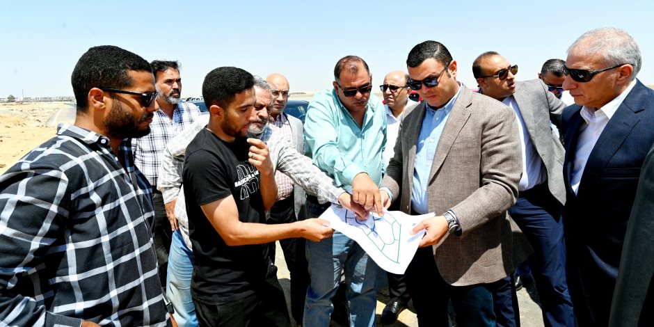 وزير الإسكان يتفقد مشروعات تنفيذ شبكات المرافق بمنطقة جنيفة بمدينة الشروق