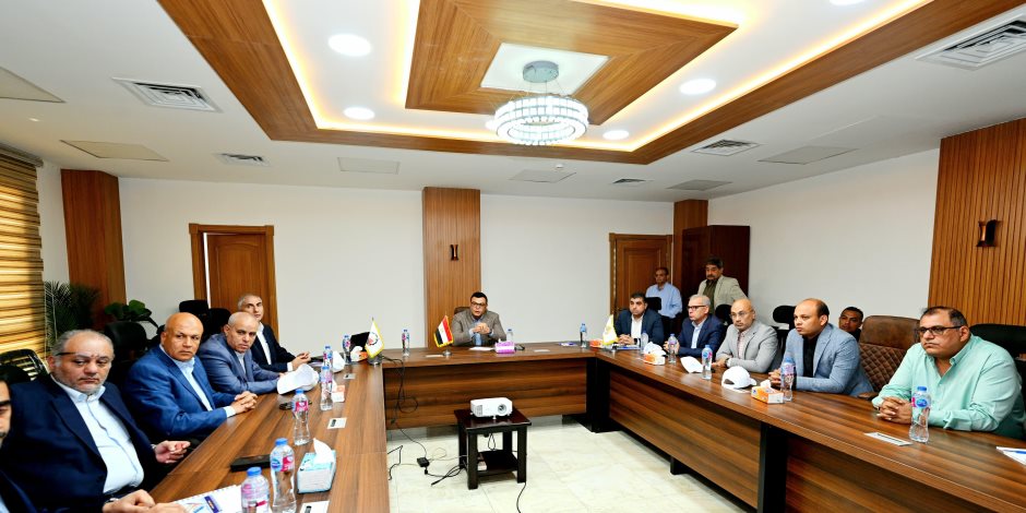 وزير الإسكان يتابع ملف تقنين الأراضي بمدينتي العبور الجديدة والشروق  