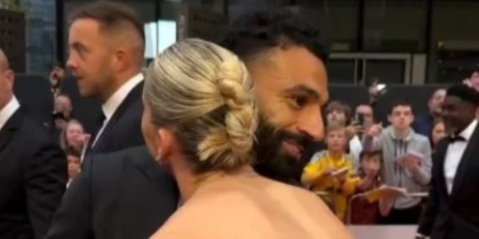 قبلة محمد صلاح وأليسيا ليست الأولى بين نجم ونجمة الدورى الإنجليزى.. فيديو