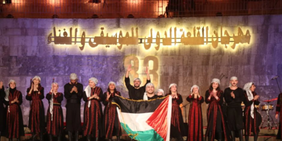 وسط تفاعل كبير من الجمهور.. علم فلسطين يرفرف فى سماء مهرجان محكى القلعة.. صور