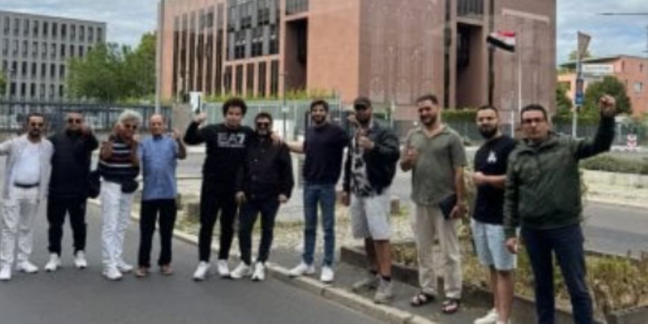 المصريون في ألمانيا يوجهون رسالة دعم للبعثات الدبلوماسية من أمام سفارتنا ببرلين المصريون في ألمانيا يوجهون رسالة دعم للبعثات الدبلوماسية من أمام سفارتنا ببرلين