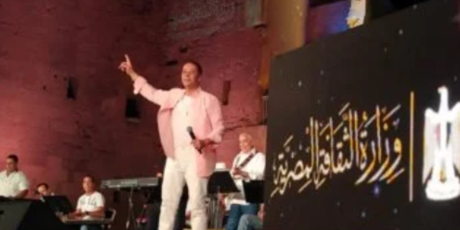 مدحت صالح يبدأ حفله بمهرجان القلعة بأغنية "زى ما هى حبها" مدحت صالح يبدأ حفله بمهرجان القلعة بأغنية "زى ما هى حبها"