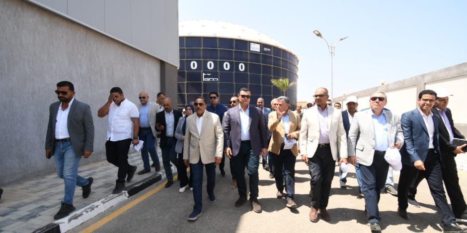 وزير الإسكان ومحافظ مطروح يتفقدان محطة تحلية مياه البحر "الرميلة 4" وزير الإسكان ومحافظ مطروح يتفقدان محطة تحلية مياه البحر "الرميلة 4"