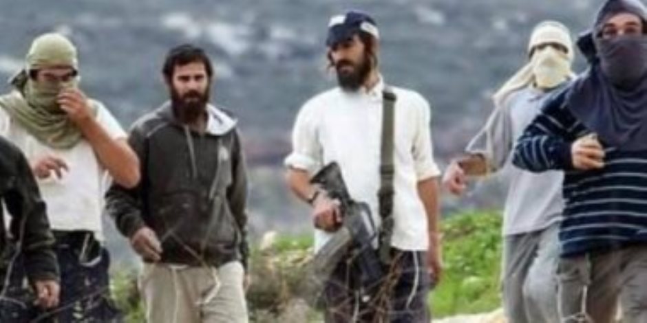 مستوطنون يهاجمون قرية سوسيا الفلسطينية تحت حماية قوات الاحتلال
