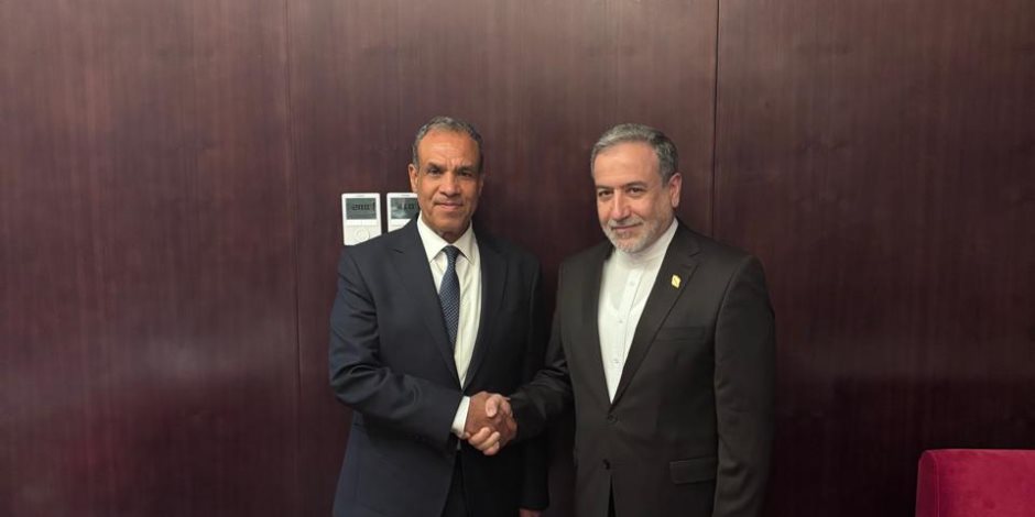 وزير الخارجية والهجرة يلتقي نظيره الإيراني 