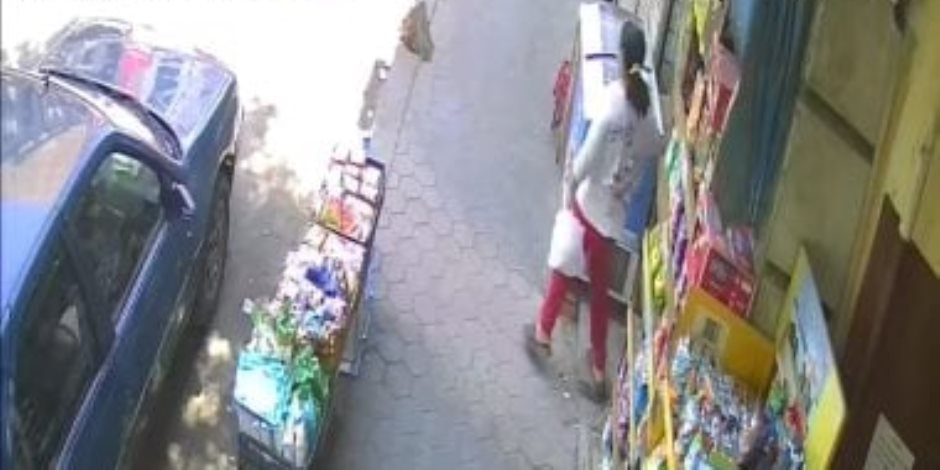 طفلة تشعل السوشيال ميديا بدرس إنساني في العطاء والإثيار .. اعرف الحكاية "فيديو"