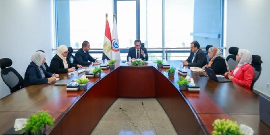 وزير الصحة يناقش ملف تكليف أعضاء المهن الصحية ويبحث آليات توزيعهم على المنشآت