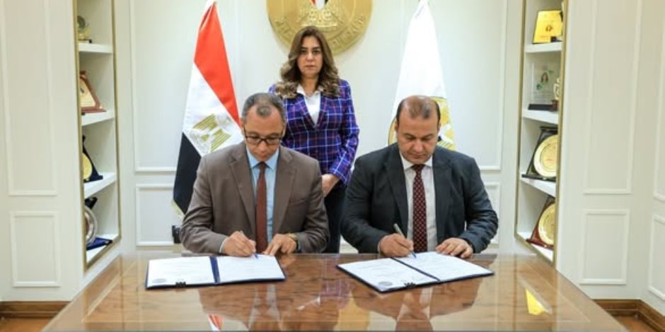 «ميخائيل» تشهد مراسم توقيع عقد توريد مجزرين متنقلين لذبح الماشية في المناطق الحدودية