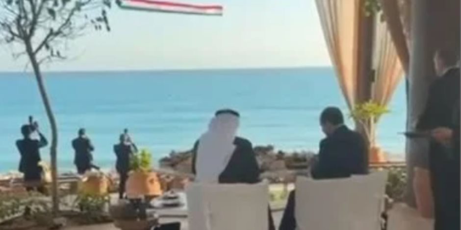 الرئيس عبد الفتاح السيسى والشيخ محمد بن زايد بأحد مطاعم مدينة العلمين الساحرة (فيديو) الرئيس عبد الفتاح السيسى والشيخ محمد بن زايد بأحد مطاعم مدينة العلمين الساحرة (فيديو)