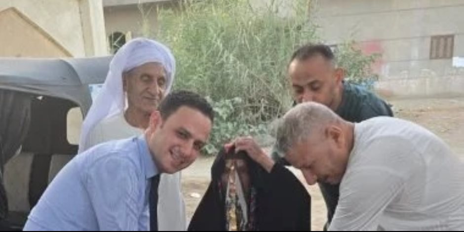 انتخابات الشيوخ 2025 .. مستشار يخرج لمسنة عمرها 114 سنة للتصويت فى لجنة بالقنطرة غرب