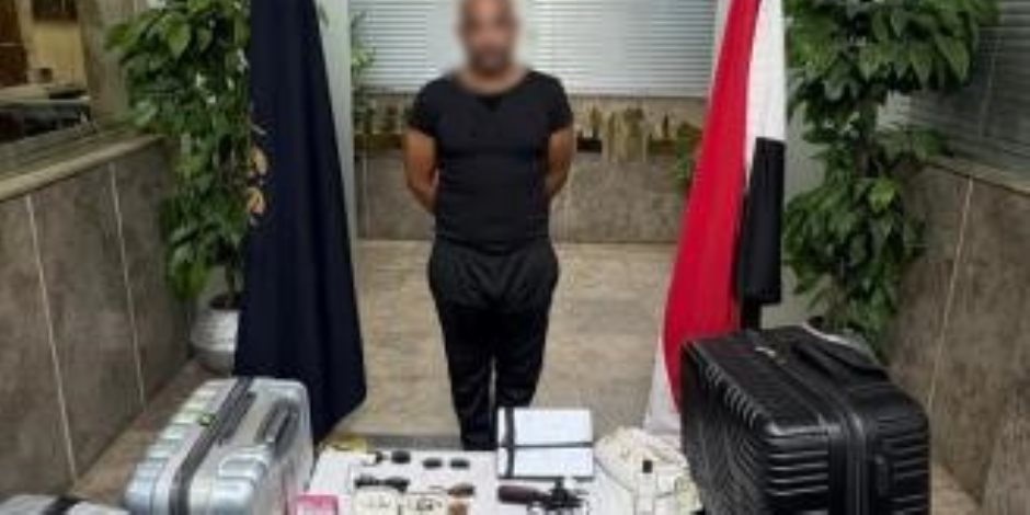 سائق بأحد تطبيقات النقل الذكي.. ضبط مرتكب واقعة سرقة حقائب ومشغولات ذهبية تمتلكها سيدتان أجنبيتان سائق بأحد تطبيقات النقل الذكي.. ضبط مرتكب واقعة سرقة حقائب ومشغولات ذهبية تمتلكها سيدتان أجنبيتان