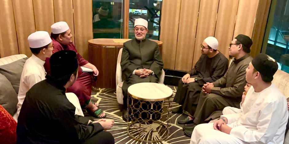 مفتي الجمهورية يلتقي خريجي الأزهر المشتغلين بالإفتاء في ماليزيا ويؤكد أهمية نقل المعلومة من مصادرها الموثوقة مفتي الجمهورية يلتقي خريجي الأزهر المشتغلين بالإفتاء في ماليزيا ويؤكد أهمية نقل المعلومة من مصادرها الموثوقة
