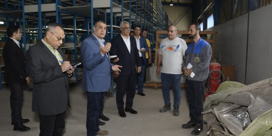 وزير الدولة للإنتاج الحربي يطمئن على سير العملية الإنتاجية خلال مرور مفاجئ على شركة أبو زعبل