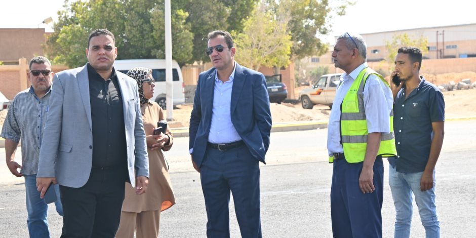 وزير الإسكان يتابع موقف تطوير الطرق والمرافق بالمناطق الصناعية بمساحة 2560 فدانا بالعاشر من رمضان وزير الإسكان يتابع موقف تطوير الطرق والمرافق بالمناطق الصناعية بمساحة 2560 فدانا بالعاشر من رمضان