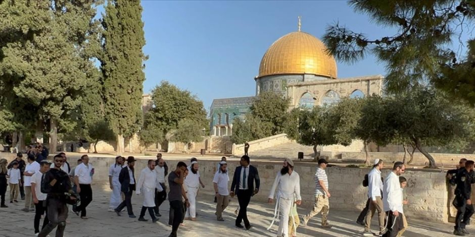 بالغناء والرقص .. عشرات المستوطنين يقتحمون المسجد الأقصى في حماية شرطة الاحتلال الإسرائيلي بالغناء والرقص .. عشرات المستوطنين يقتحمون المسجد الأقصى في حماية شرطة الاحتلال الإسرائيلي