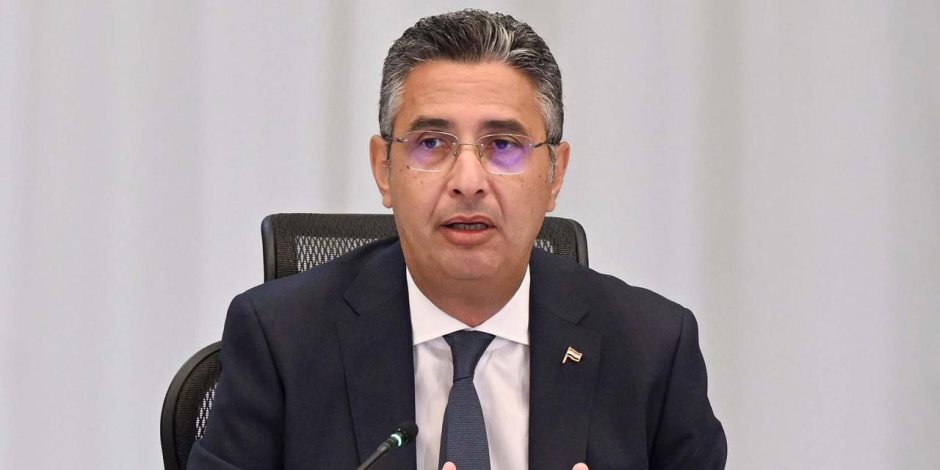 وزير التموين يجتمع مع قيادات الشركة القابضة والشركات التابعة لمتابعة توافر السلع وضبط الأسواق وزير التموين يجتمع مع قيادات الشركة القابضة والشركات التابعة لمتابعة توافر السلع وضبط الأسواق