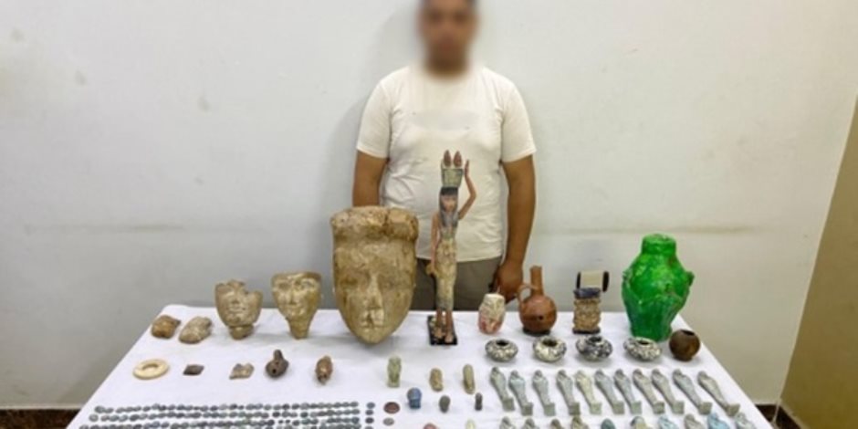 ضبط أحد الأشخاص بالمنيا لحيازته عدد 577 قطعة أثرية من عصور قديمة تمهيداً للإتجار بها ضبط أحد الأشخاص بالمنيا لحيازته عدد 577 قطعة أثرية من عصور قديمة تمهيداً للإتجار بها
