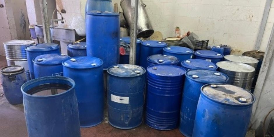 ضبط مصنع "بدون ترخيص" بالمنوفية لإنتاج أدوية وعقاقير بيطرية مجهولة المصدر ضبط مصنع "بدون ترخيص" بالمنوفية لإنتاج أدوية وعقاقير بيطرية مجهولة المصدر