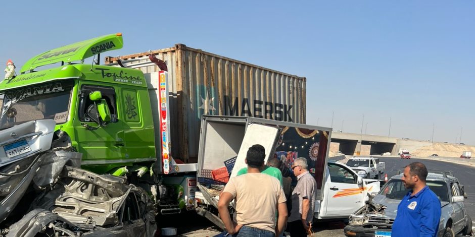 مصرع شخصين بالطريق الأوسطى وإصابة 8 آخرين فى تصادم سيارة نقل و4 مركبات  