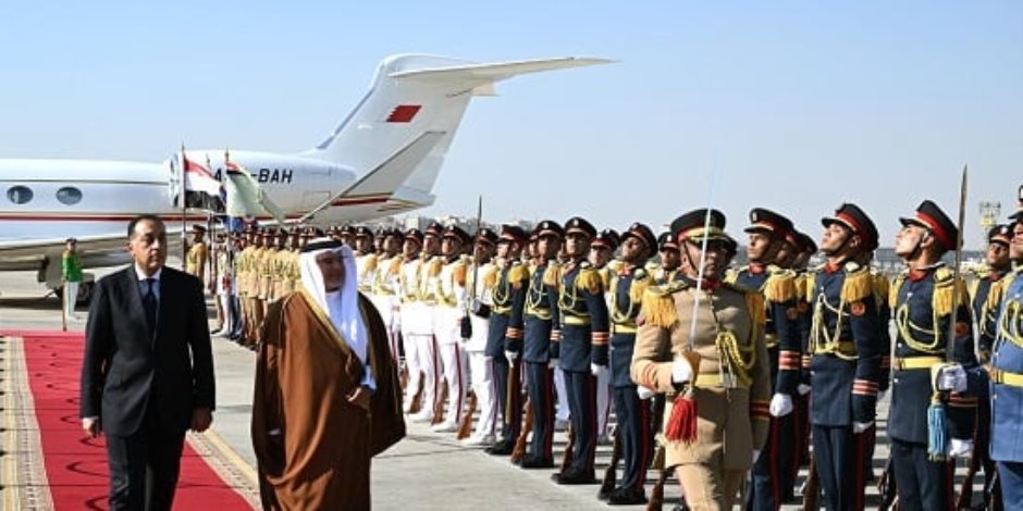 رئيس الوزراء يستقبل ولى عهد مملكة البحرين بمطار القاهرة الدولى رئيس الوزراء يستقبل ولى عهد مملكة البحرين بمطار القاهرة الدولى