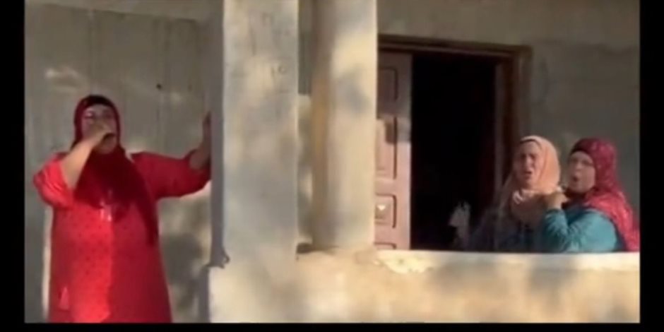 الأهالي يستقبلون الشرطة بالزغاريد بعد القضاء على أخطر بؤرة إجرامية لتجار المخدرات بالدقهلية (فيديو) الأهالي يستقبلون الشرطة بالزغاريد بعد القضاء على أخطر بؤرة إجرامية لتجار المخدرات بالدقهلية (فيديو)