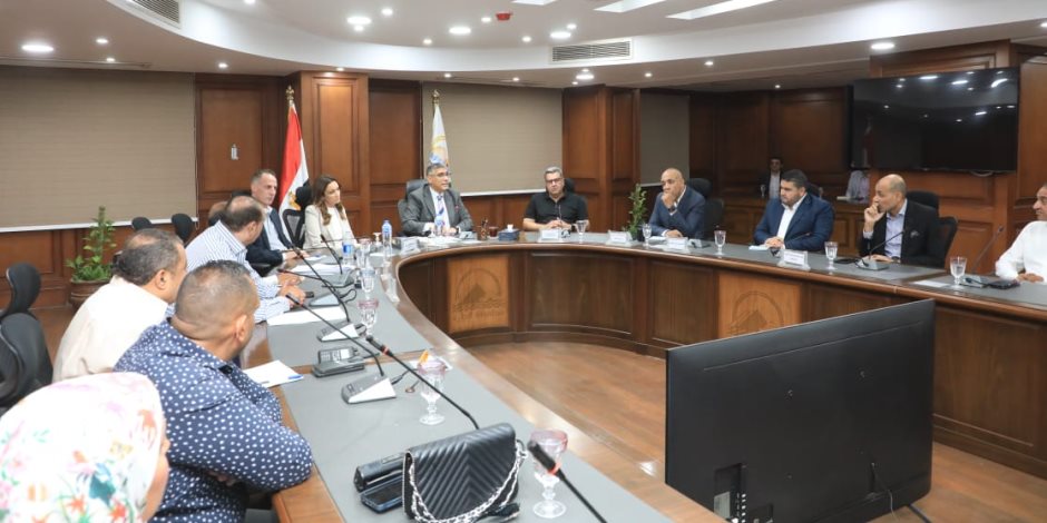 محافظ الجيزة يلتقي بنواب حي الهرم الجدد عقب توليهم مهام عملهم محافظ الجيزة يلتقي بنواب حي الهرم الجدد عقب توليهم مهام عملهم