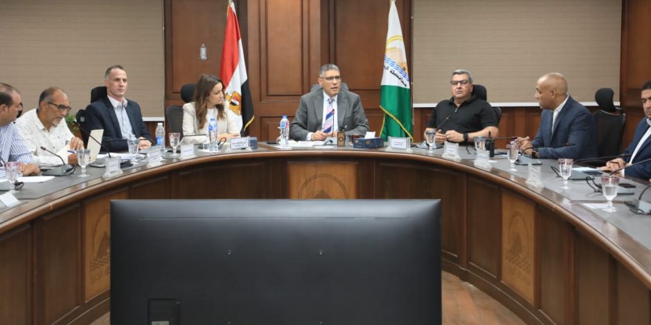محافظ الجيزة يبحث الموقف التنفيذي للمشروعات القومية مع هيئة المساحة وجهاز التعمير محافظ الجيزة يبحث الموقف التنفيذي للمشروعات القومية مع هيئة المساحة وجهاز التعمير