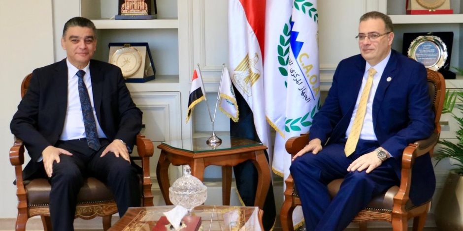 رئيس "التنظيم والإدارة" يسلم رئيس "الشراء الموحد" الهيكل التنظيمي الجديد للهيئة بعد تطويره رئيس "التنظيم والإدارة" يسلم رئيس "الشراء الموحد" الهيكل التنظيمي الجديد للهيئة بعد تطويره